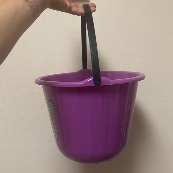 Plastic Halloween Bucket Trick or Treat - Picture 5 of 7